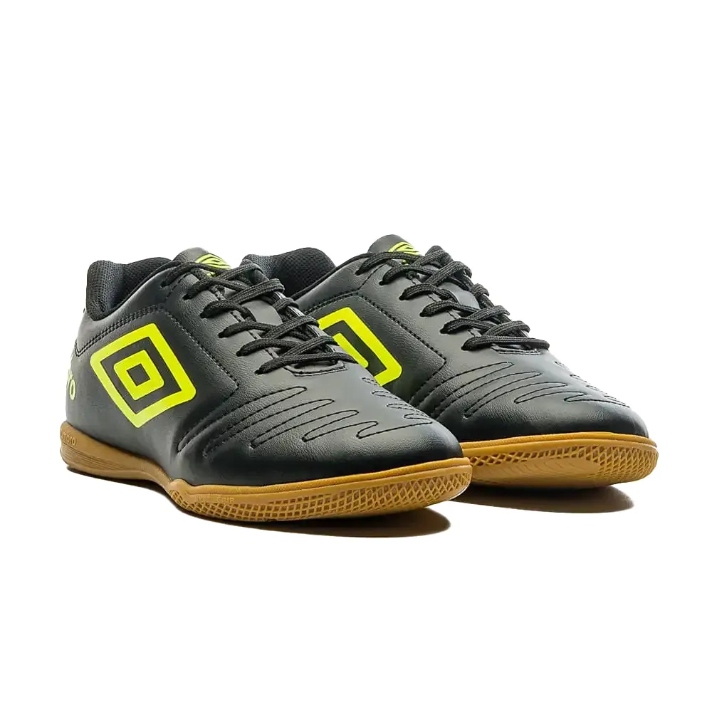 Chuteira Umbro Class vista frontal destacando detalhes em limão e textura do material